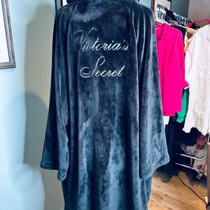 VICTORIA SECRET Logo Back Black Velour Fleece Cozy Robe Size M/L Minimalist